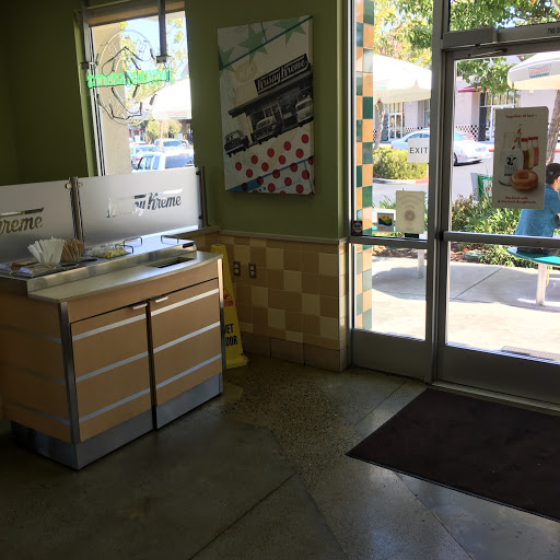 Bakery «Krispy Kreme Doughnuts», reviews and photos, 32450 Dyer St, Union City, CA 94587, USA