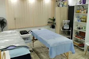Cabinet de masaj si terapii alternative. image