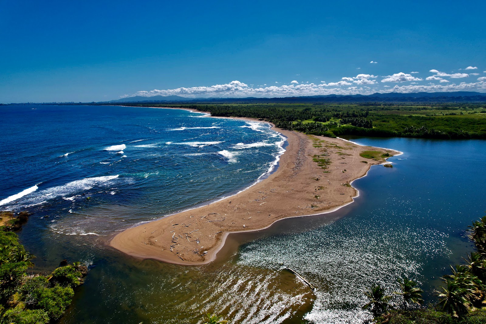 Zdjęcie La Plata beach z powierzchnią jasny piasek