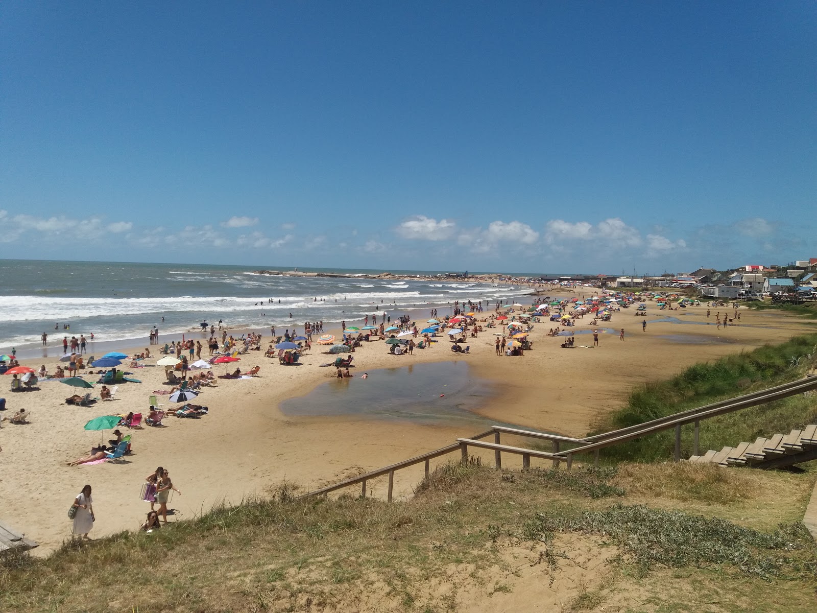 Foto de Del Rivero Beach com uma linha costeira espaçosa