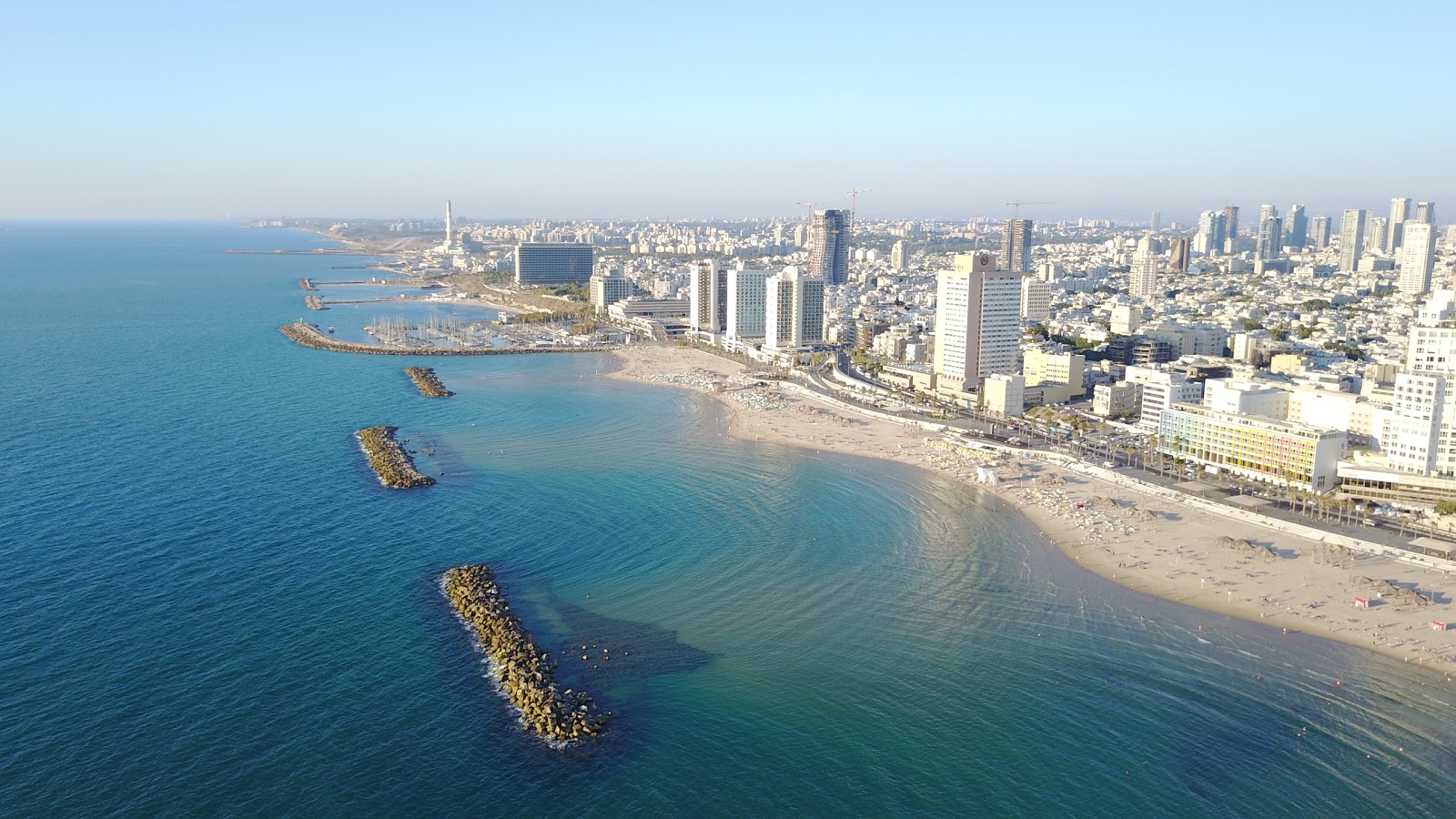 Foto van Tel Aviv beach met helder fijn zand oppervlakte