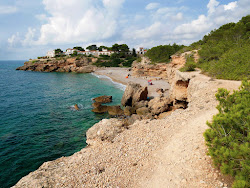 Zdjęcie Cala Xelin z przestronna linia brzegowa