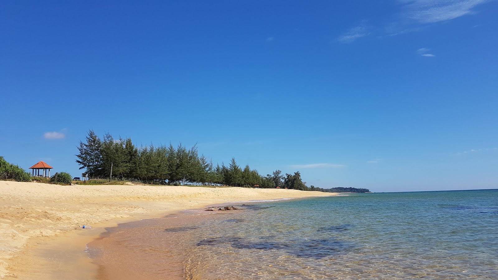 Teluk Bidara Beach的照片 带有碧绿色纯水表面