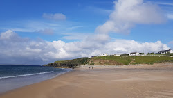 Foto av Dugort Beach omgiven av klippor