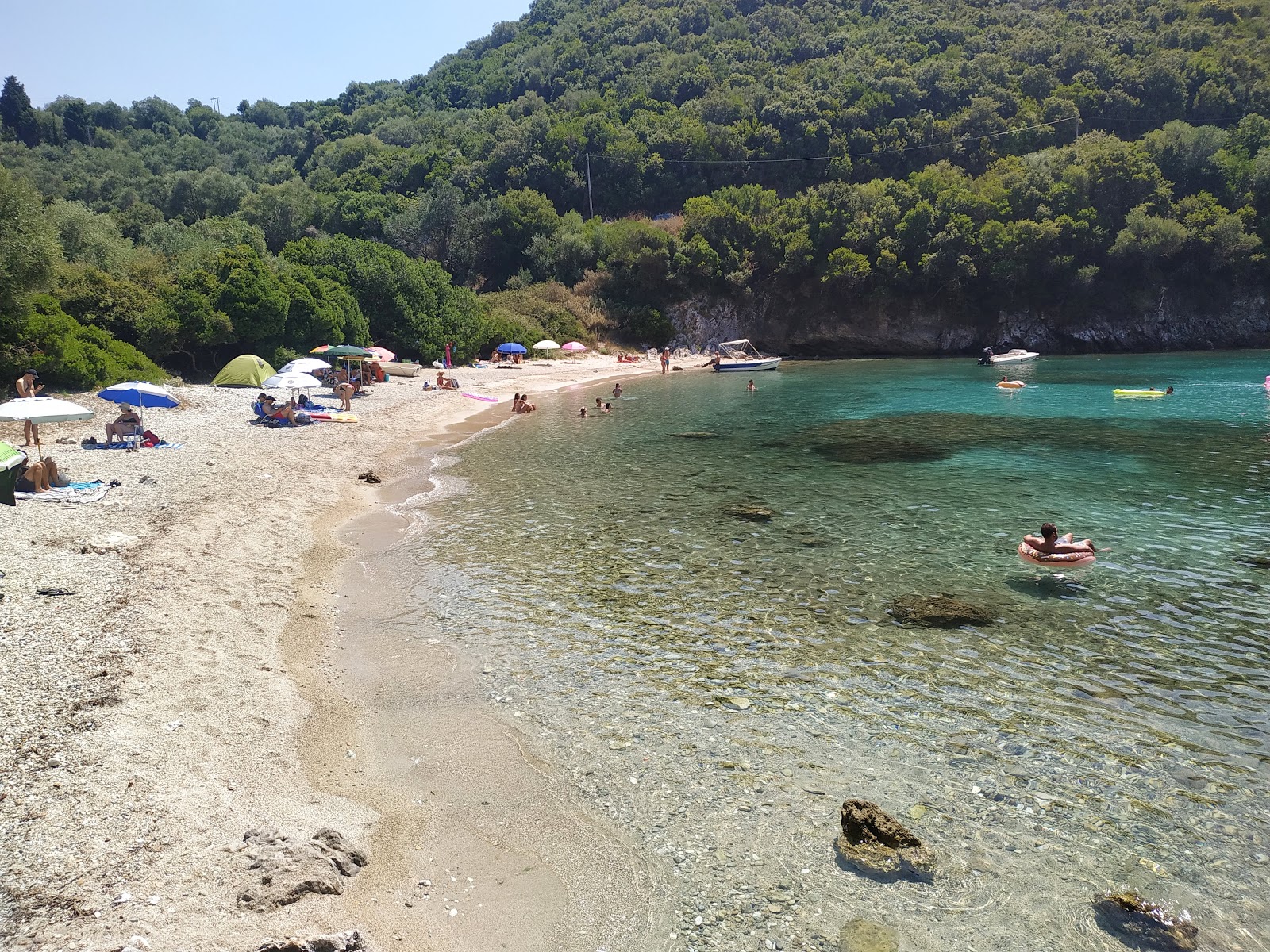 Foto af Stavrolimena beach med høj niveau af renlighed