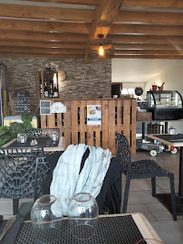 Atmosphère du Restaurant Chez Cuss à Terres-de-Haute-Charente - n°1