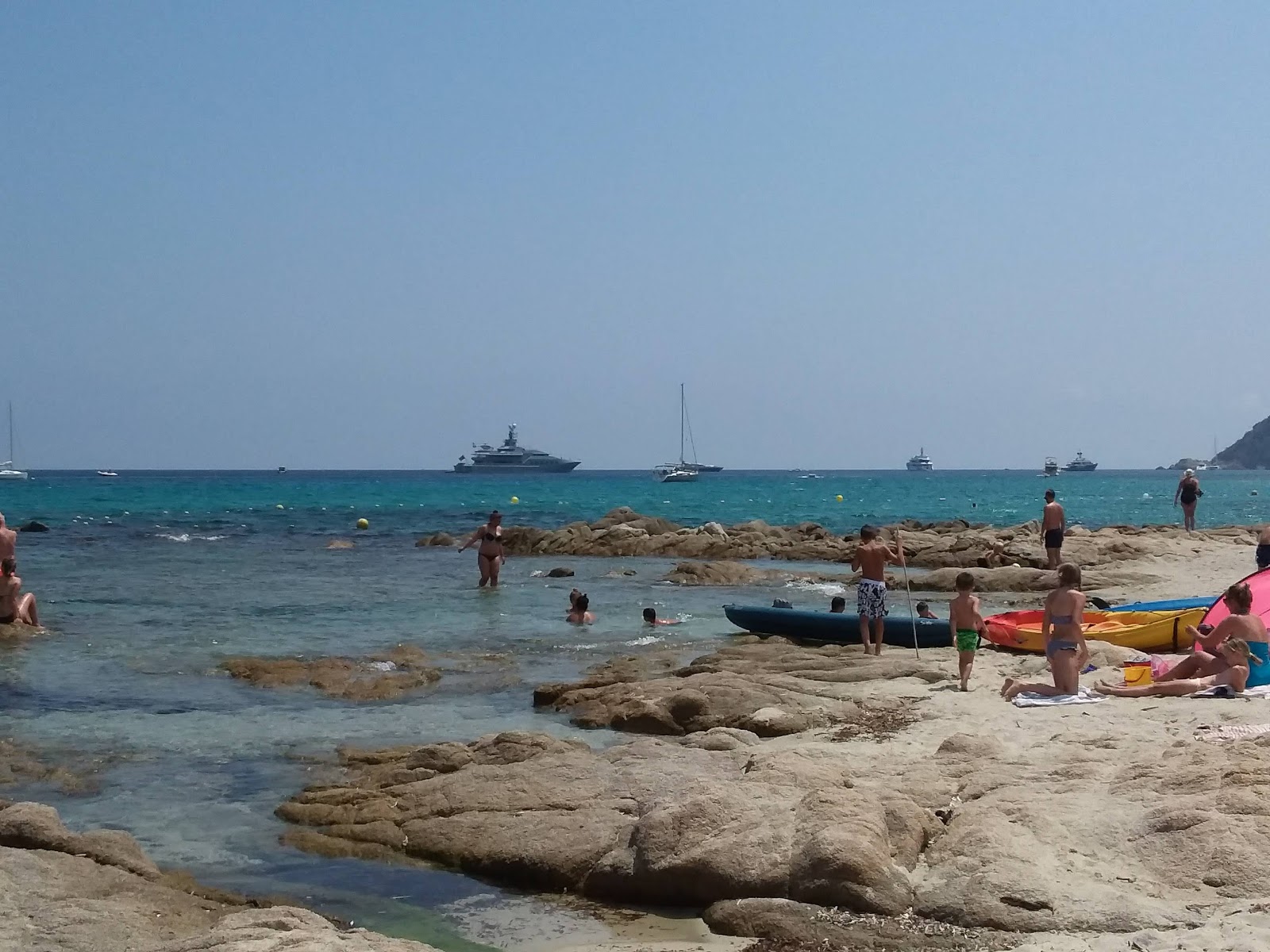 Foto av Escalet Stranden omgiven av klippor