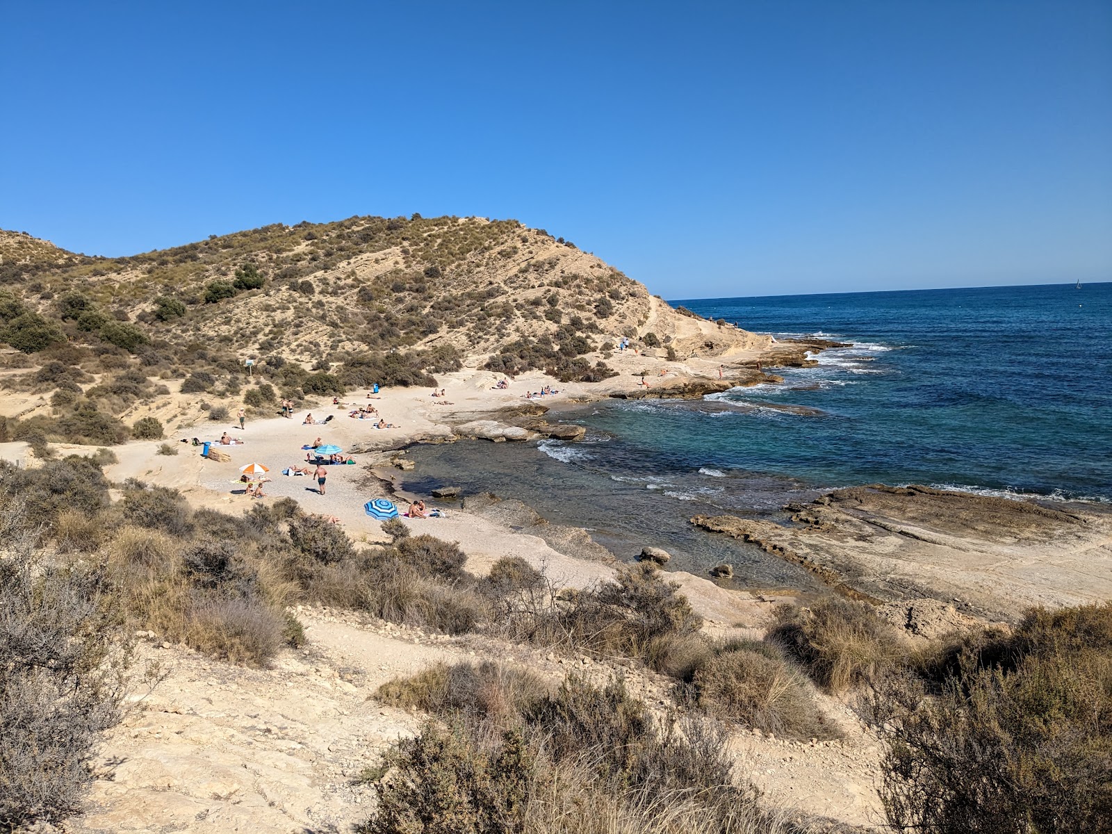 Valokuva Cala Cantalarista. pinnalla harmaa hiekka:n kanssa