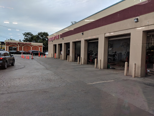 Tire Shop «Discount Tire Store - Oak Lawn, IL», reviews and photos, 6635 95th St, Oak Lawn, IL 60453, USA
