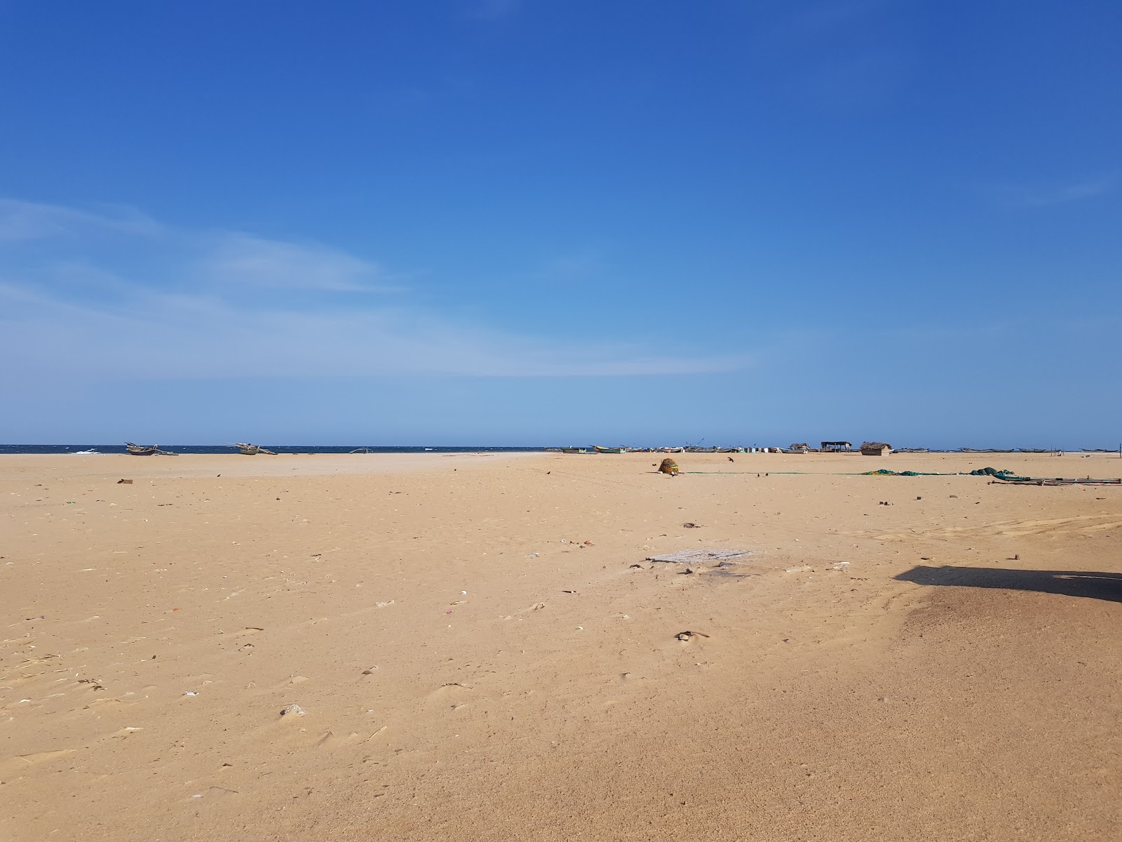 Foto de Palamunai Beach con agua turquesa superficie