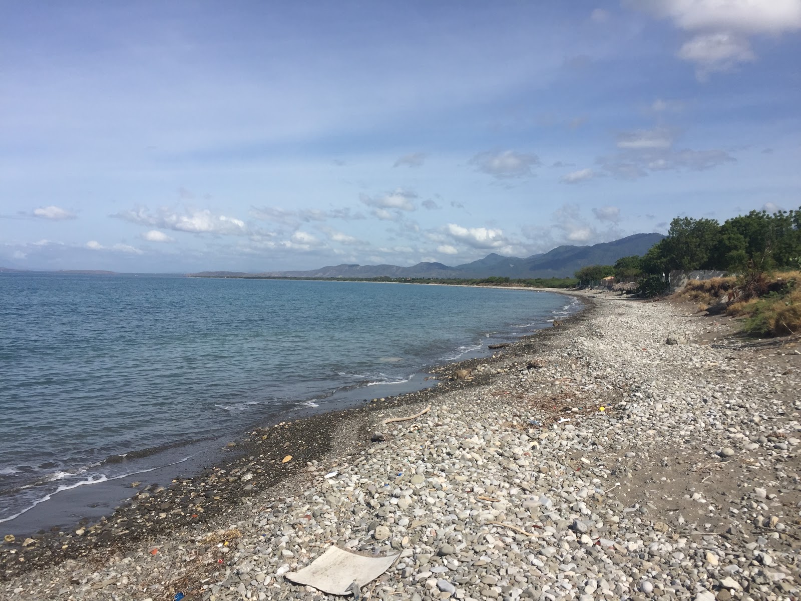 Foto von Viyeya beach mit kleine, graue kiesel Oberfläche