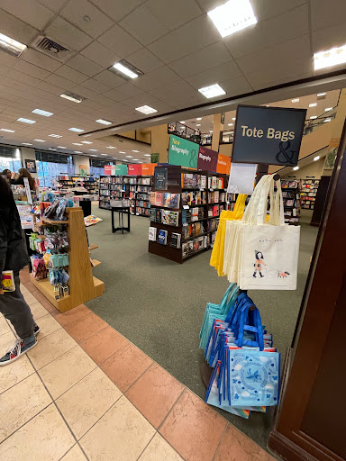 Book Store «Barnes & Noble», reviews and photos, 47 E Chicago Ave, Naperville, IL 60540, USA