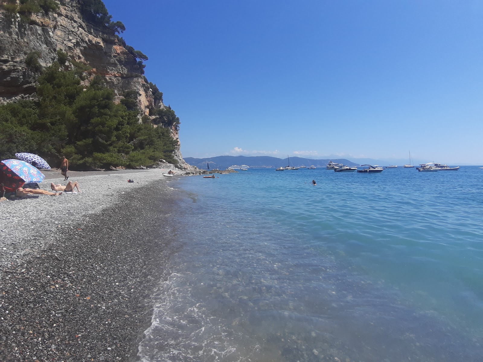Foto van Spiaggia dei Gabbiani met blauw water oppervlakte