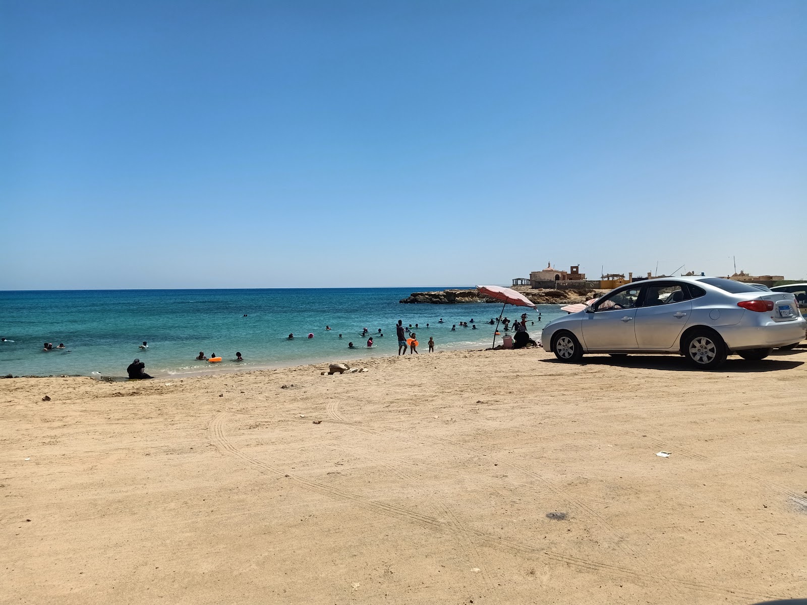 Valokuva Alam El Roum Beachista. sisältäen suora ranta