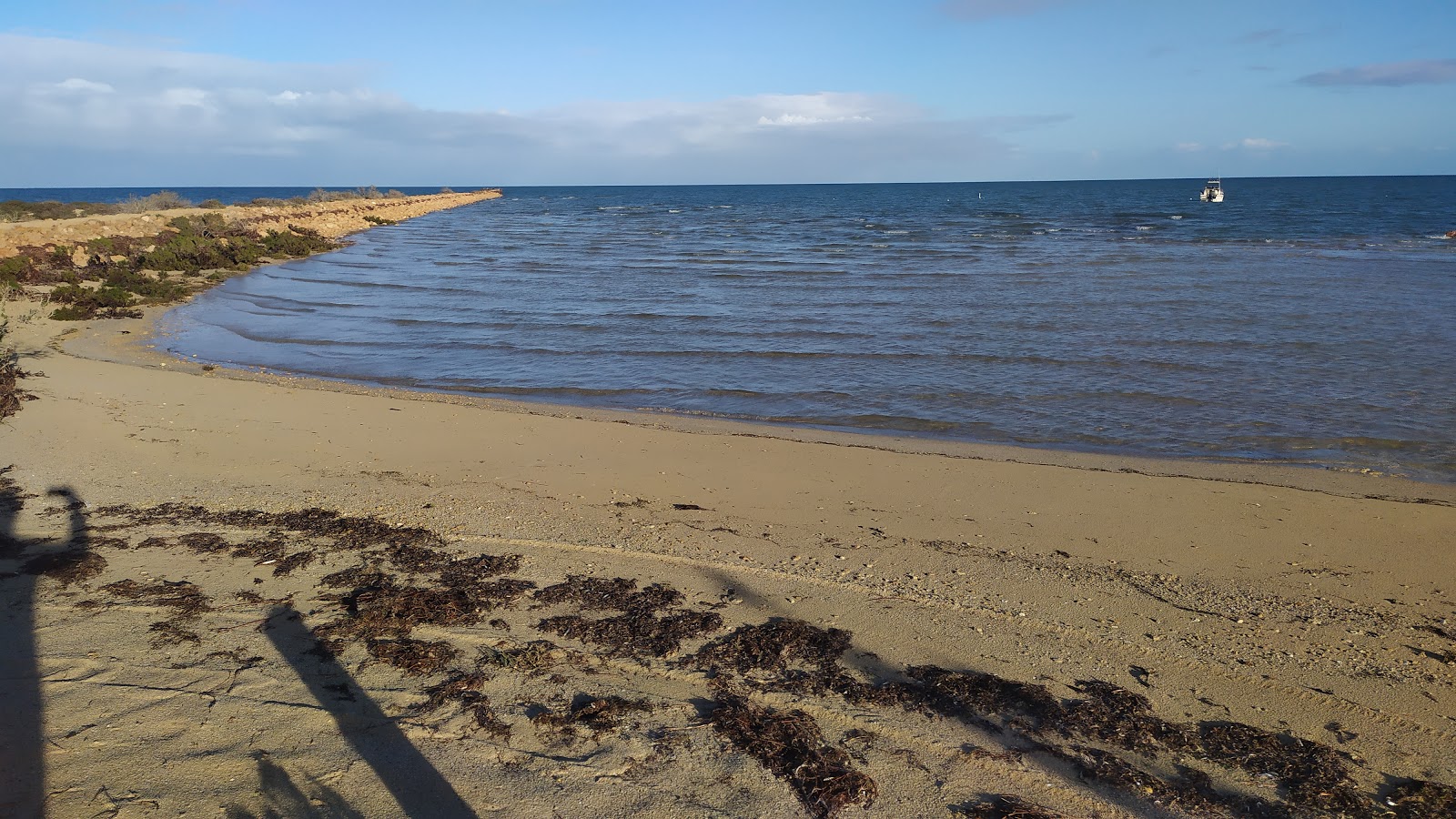 Foto van Gladstone Bay Beach met helder zand oppervlakte