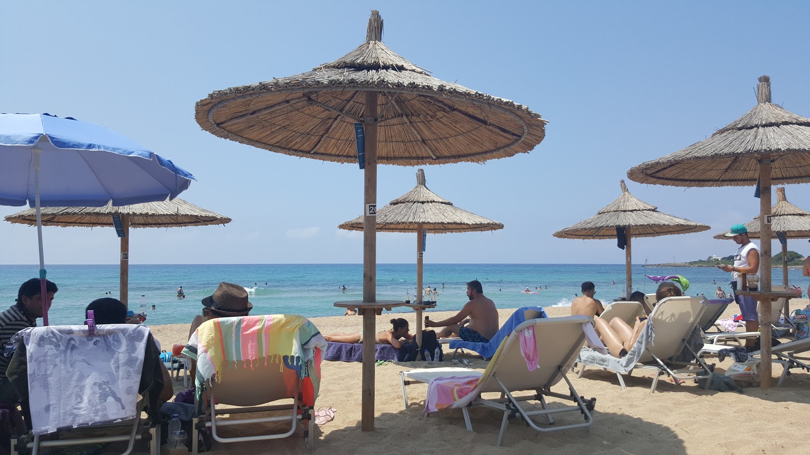 Foto de Paralia Lagkouvardos área de comodidades