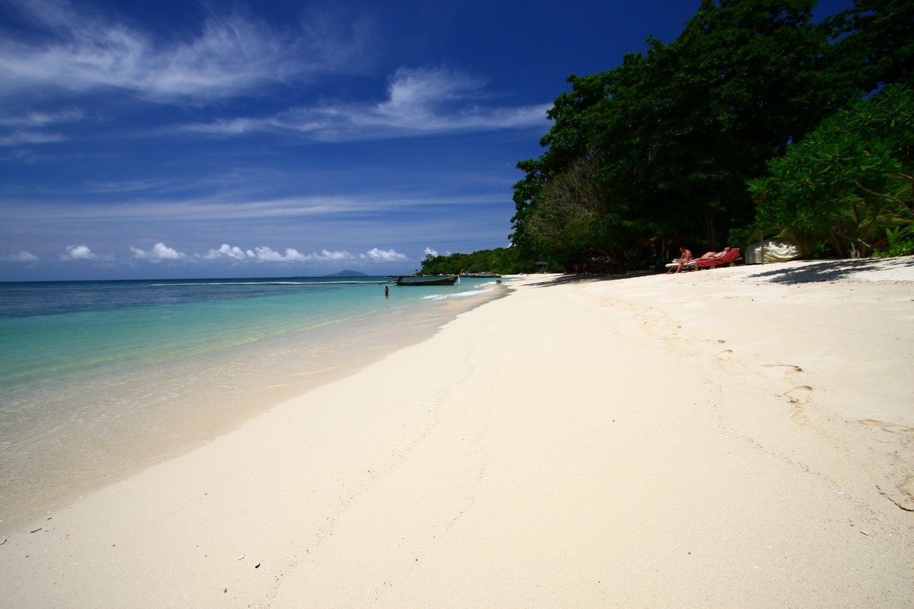 Foto di Ko Bon Beach con una superficie del sabbia beige fine