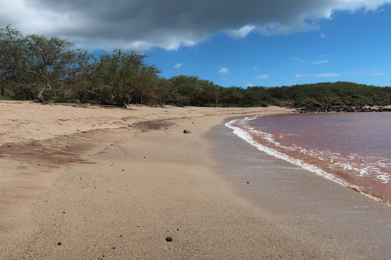 Kapukahehu Beach'in fotoğrafı küçük koy ile birlikte