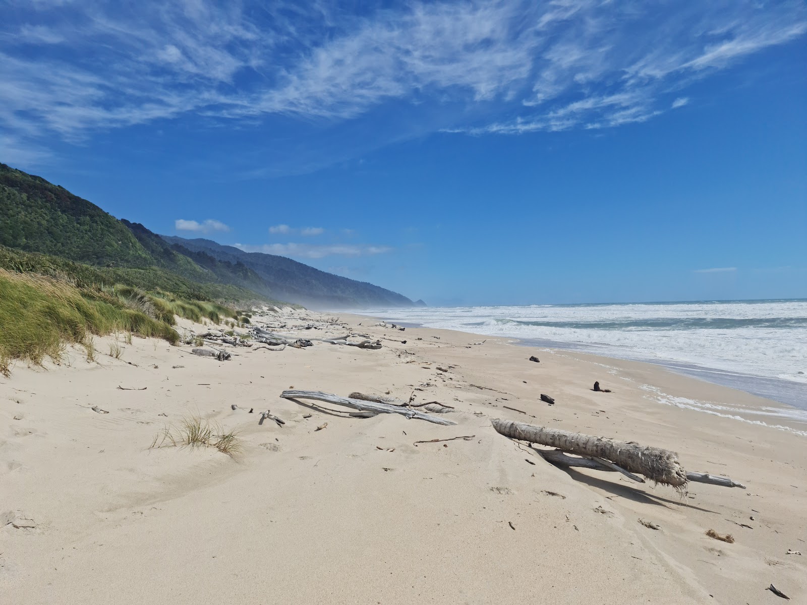 Fotografija Heaphy Hut Beach z svetel pesek površino