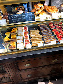 Pâtisserie du Restaurant servant le petit-déjeuner PAUL à Paris - n°1