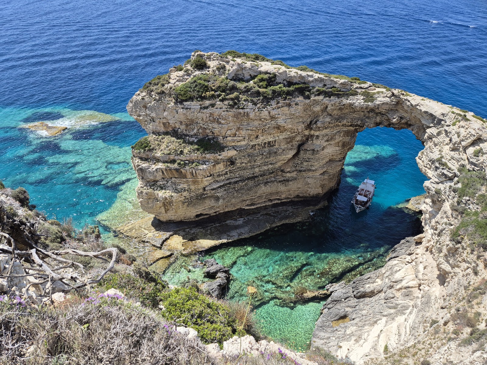 Foto di Tripitos Arch Beach con una superficie del terreno roccioso