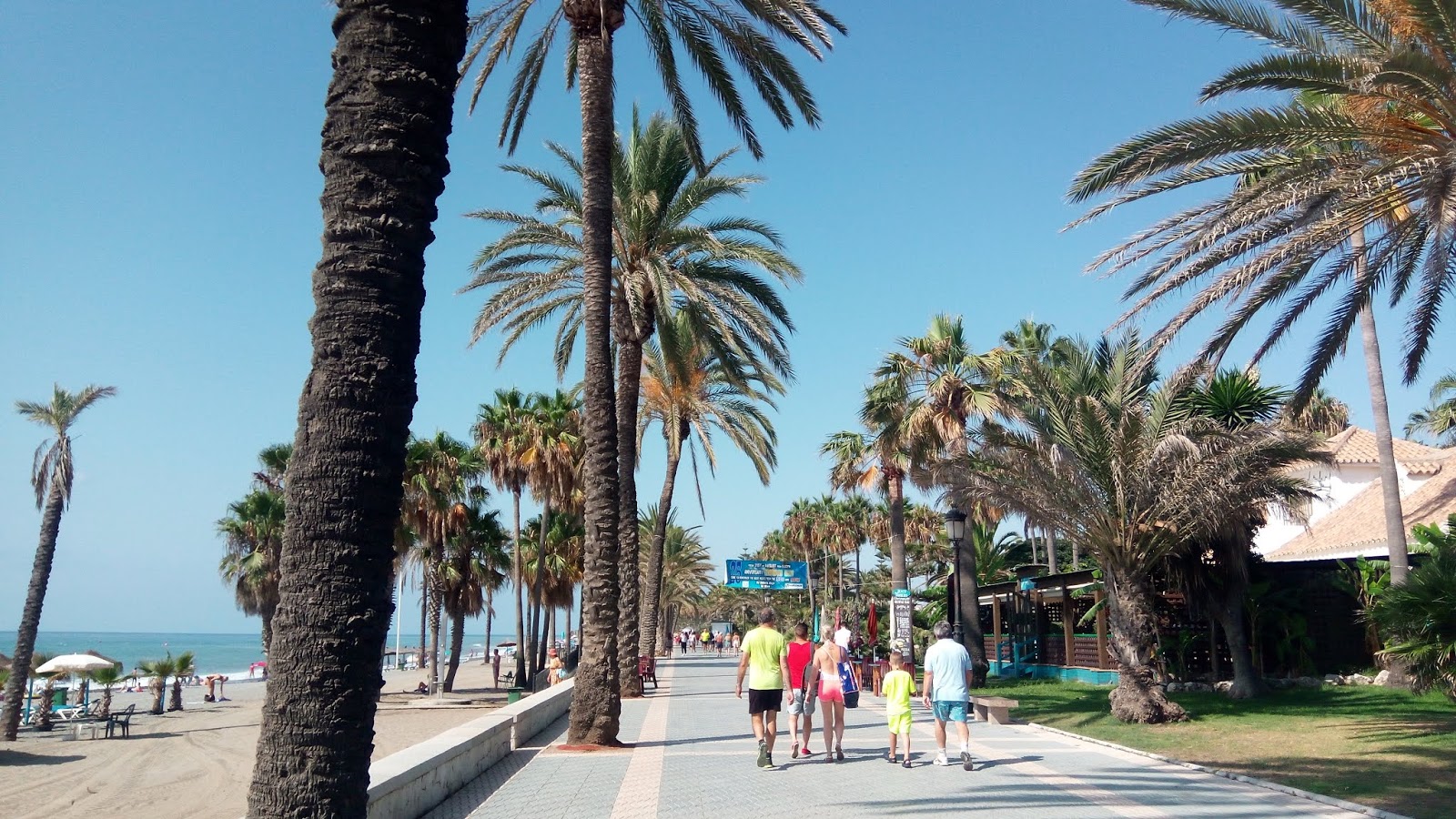 Foto von Playa de San Pedro de Alcantara - beliebter Ort unter Entspannungskennern