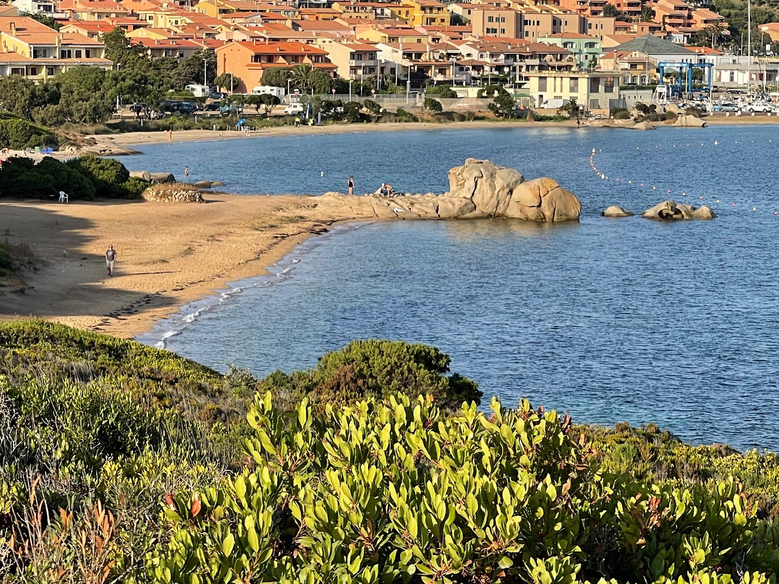 Foto de Punta Nera Beach rodeado por montanhas