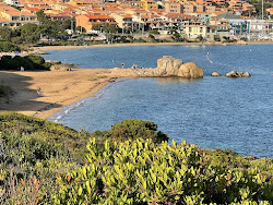 Punta Nera Beach'in fotoğrafı dağlarla çevrili