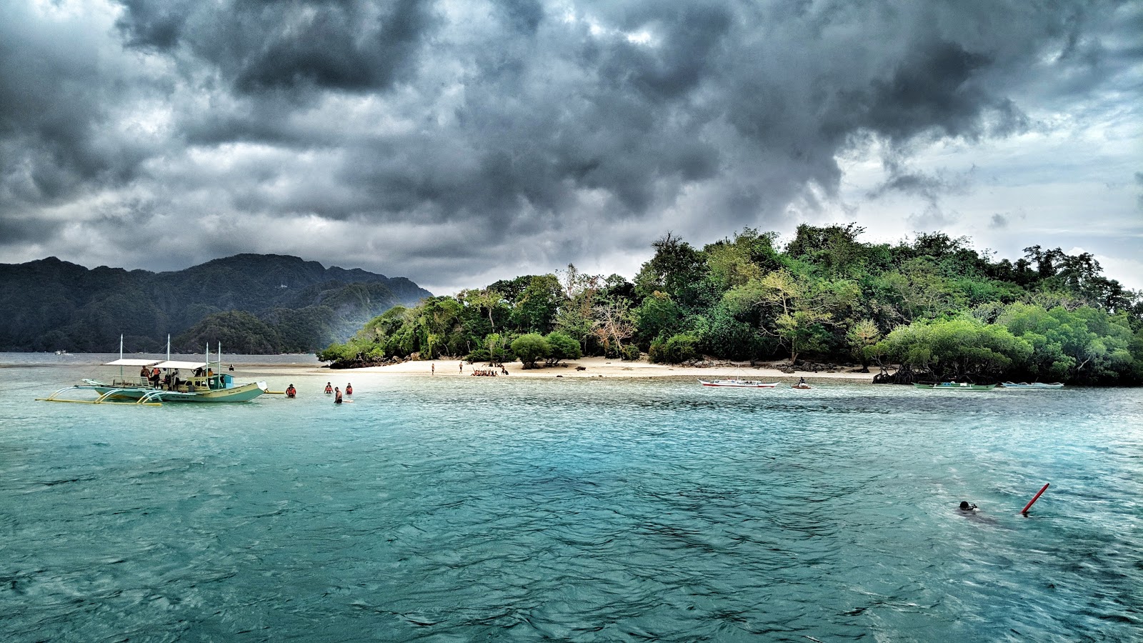 Φωτογραφία του CYC Beach Coron με μια ευθεία ακτογραμμή