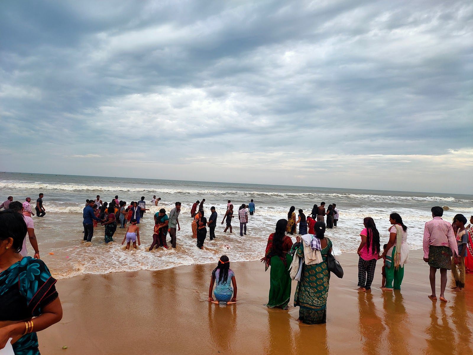 Foto de Kothapatnam Beach - lugar popular entre os apreciadores de relaxamento