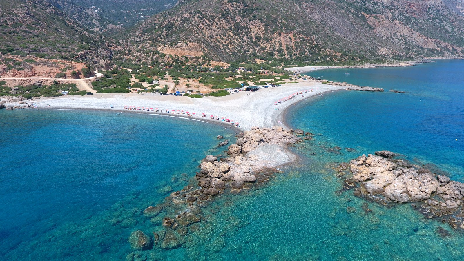 Photo of Gialiskari beach with gray pebble surface