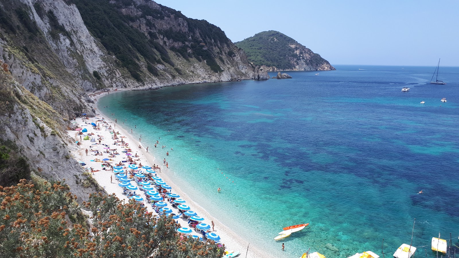 Photo de Plage de Sansone avec l'eau cristalline de surface