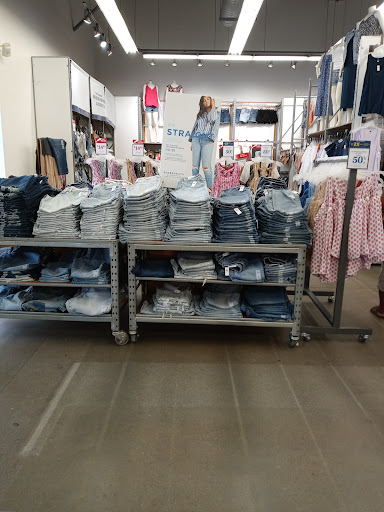 Clothing Store «Old Navy», reviews and photos, 15661 S Apopka Vineland Rd, Orlando, FL 32821, USA