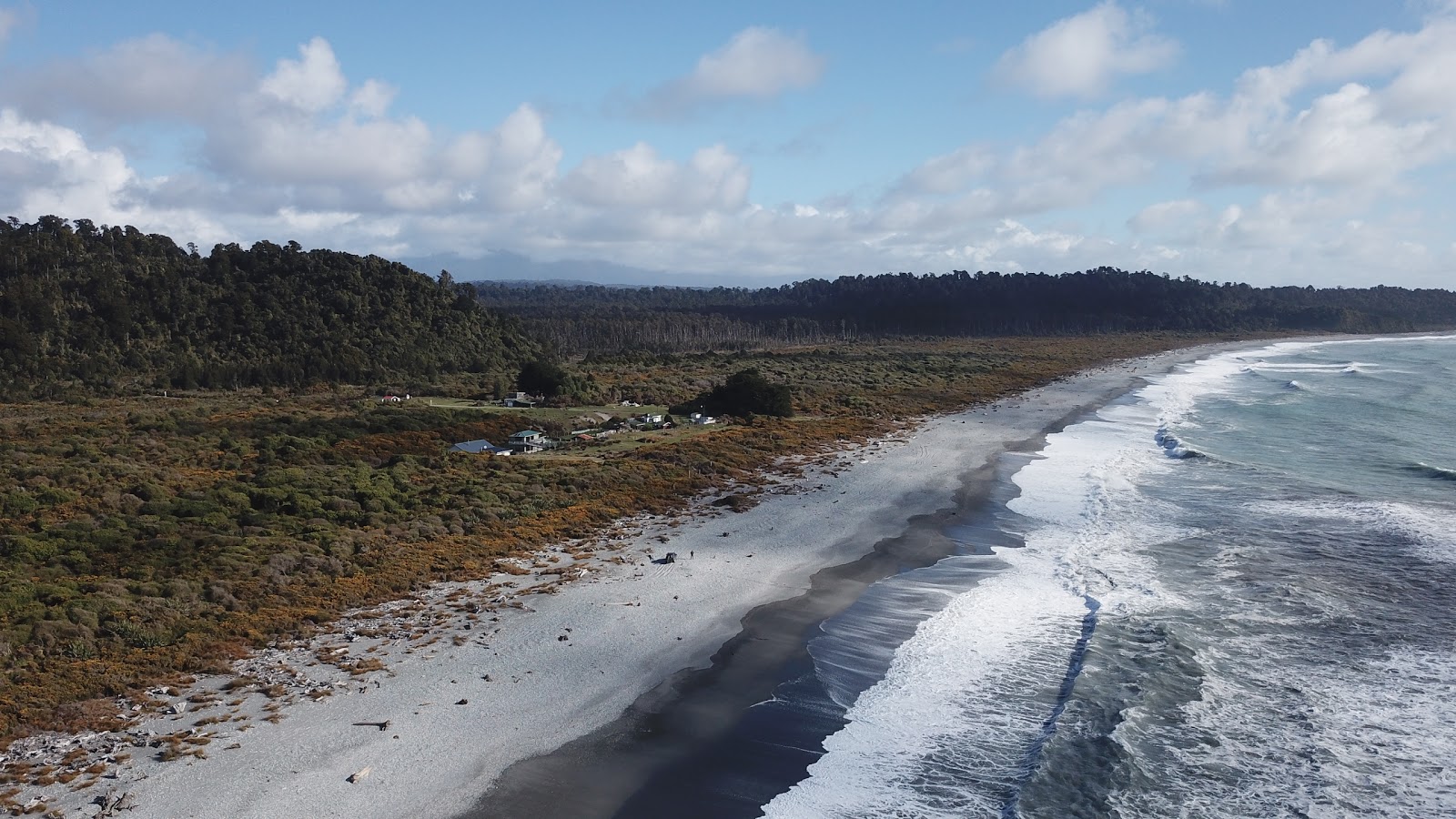 Foto von Gillespies Beach umgeben von Bergen