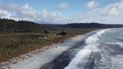 Foto von Gillespies Beach umgeben von Bergen