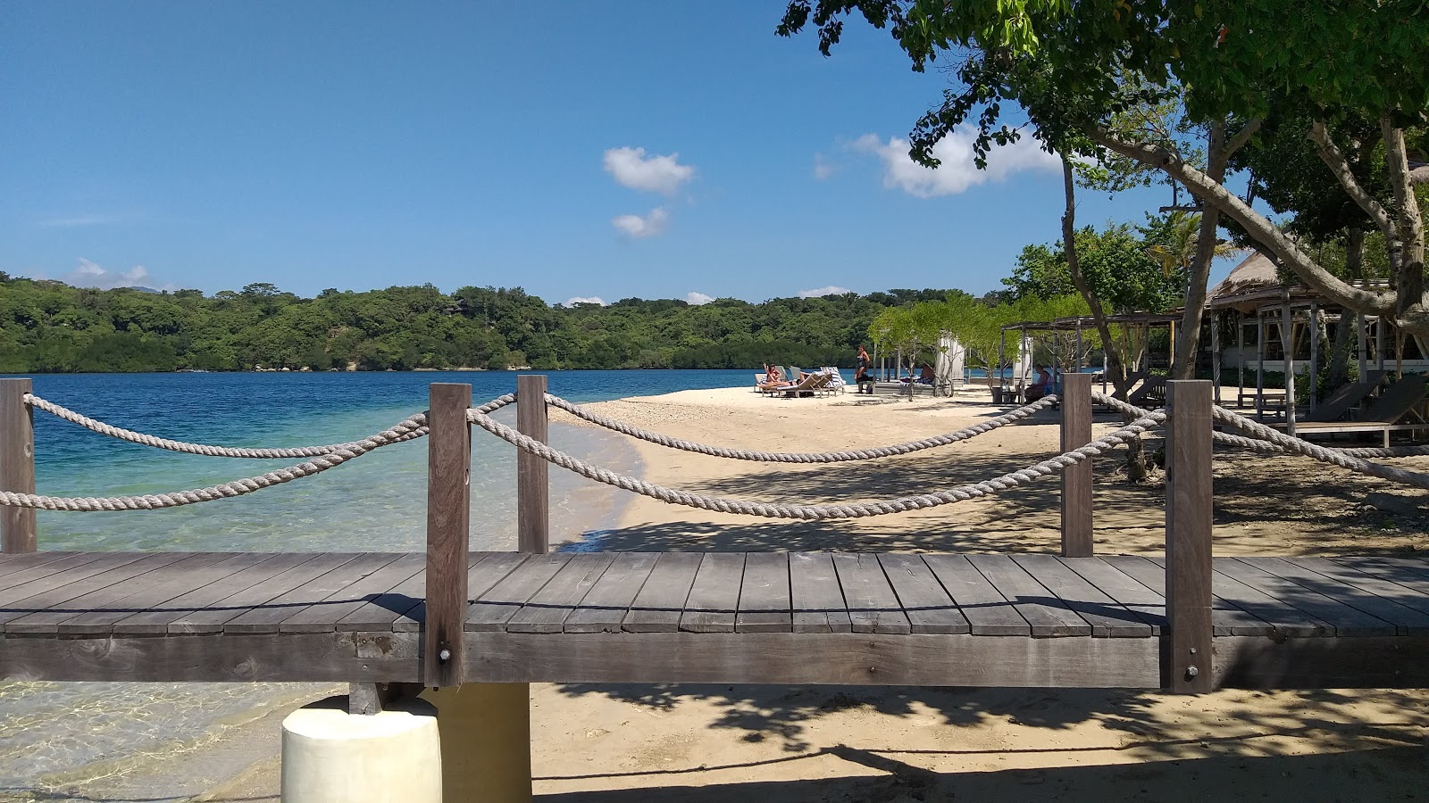 Foto von White Sand Beach mit geräumiger strand