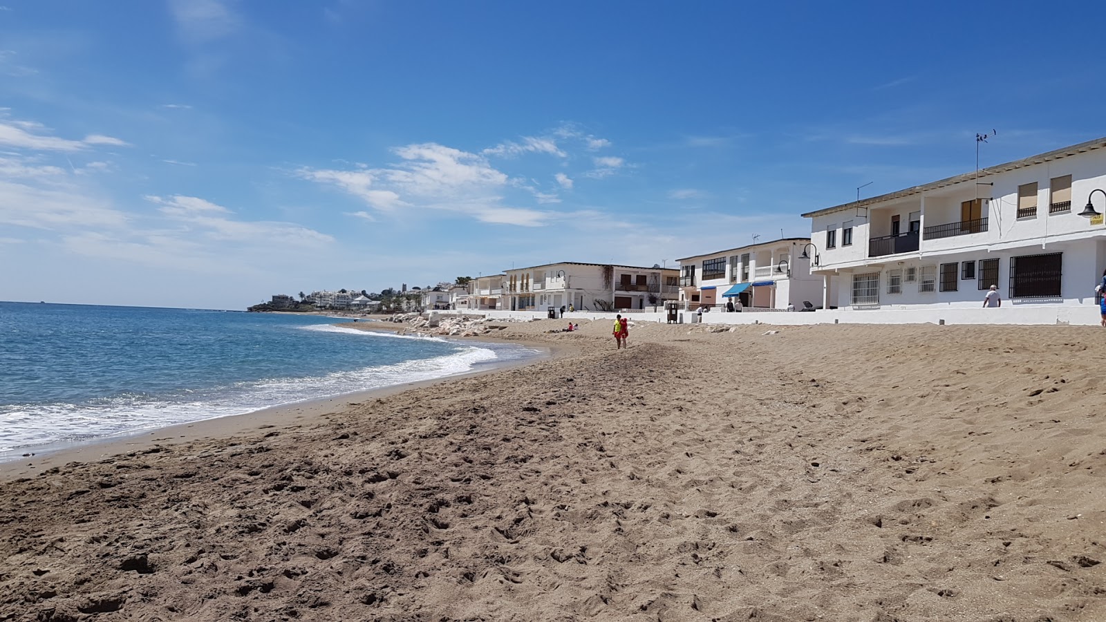 Photo de la Cala de Mijas avec rivage droit, long