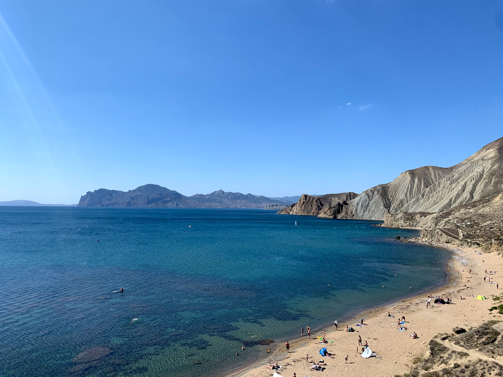 Φωτογραφία του Plazh Nadejda με φωτεινή άμμο κοχύλι επιφάνεια