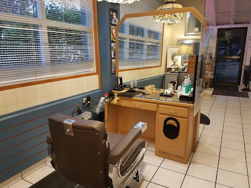 Barber Shop «Cut Loose Caboose Barber Shop», reviews and photos, 240 NW Gilman Blvd, Issaquah, WA 98027, USA