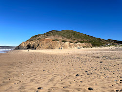 Φωτογραφία του Vale Figueiras Beach περιτριγυρισμένο από βουνά