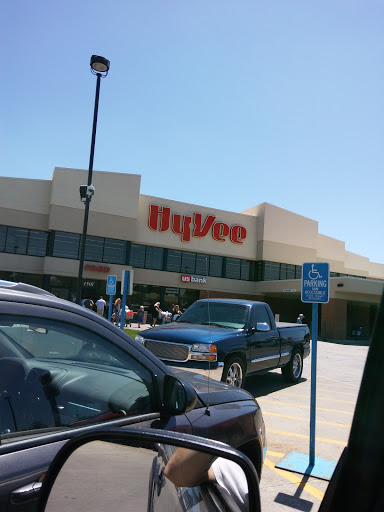 Hy-Vee, 1501 1st Ave E, Newton, IA 50208, USA, 