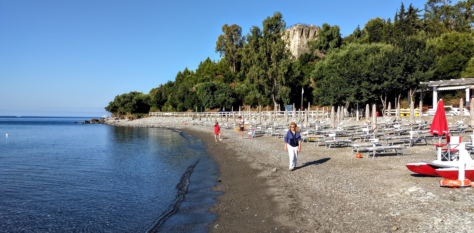 Valokuva Marina dell'Olivoista. pinnalla harmaa hiekka ja kivi:n kanssa