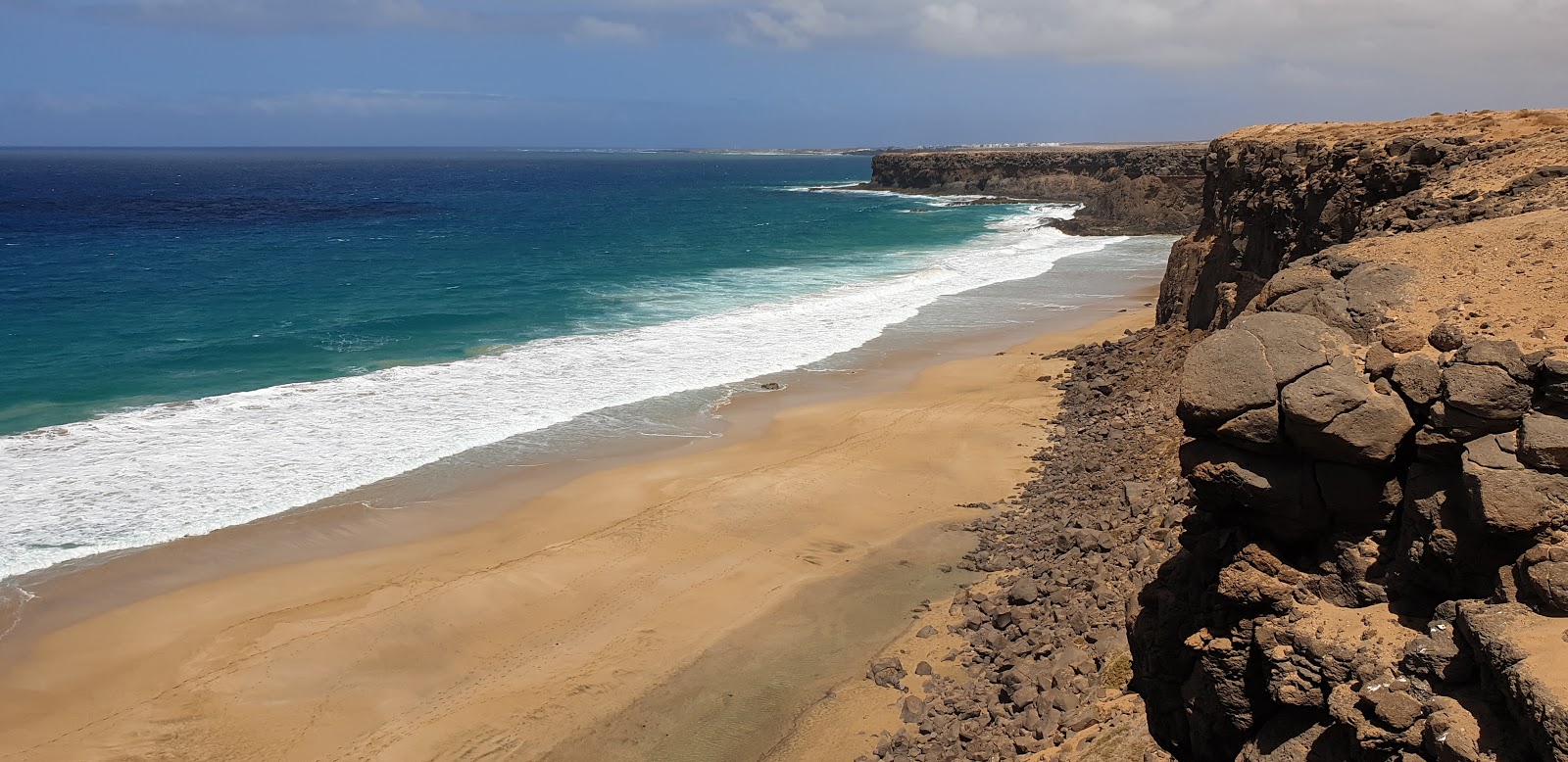 Foto de Playa del Aguila com areia brilhante superfície