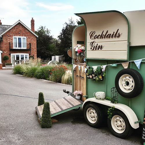 Bubbles and Chic Horsebox Bar - Caterer