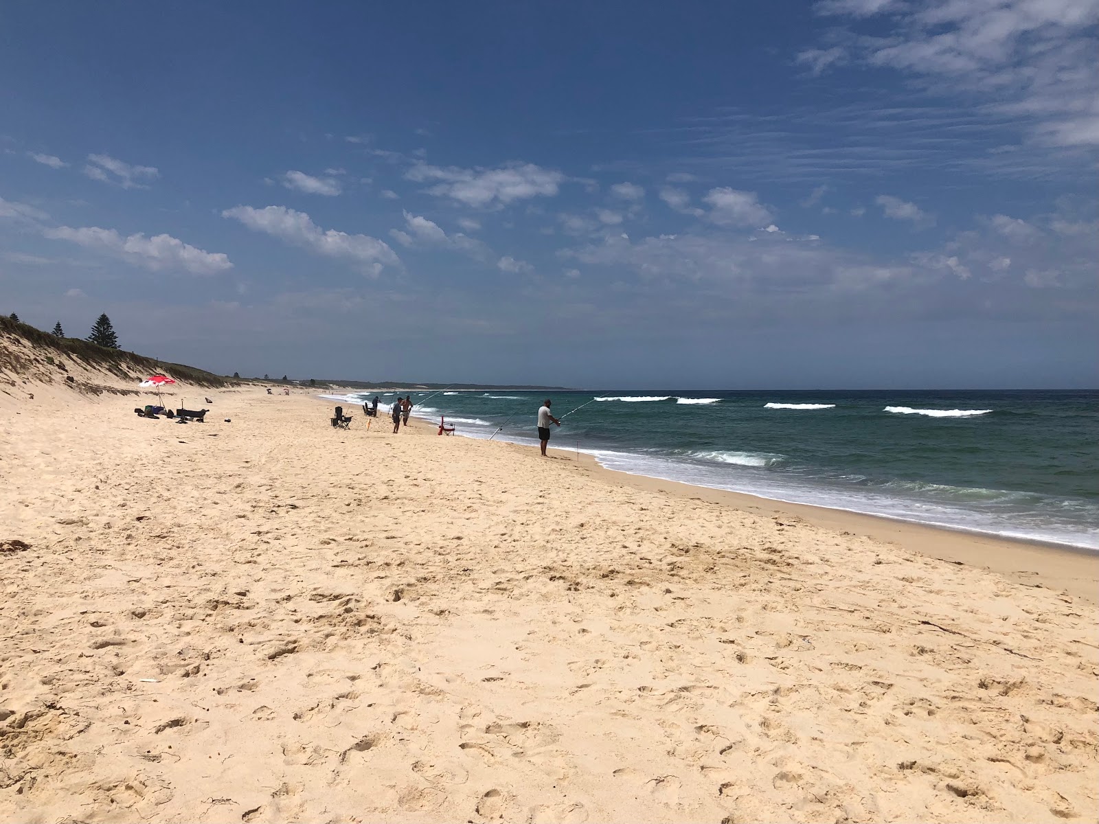 Foto di North Entrance Beach con una superficie del sabbia beige fine