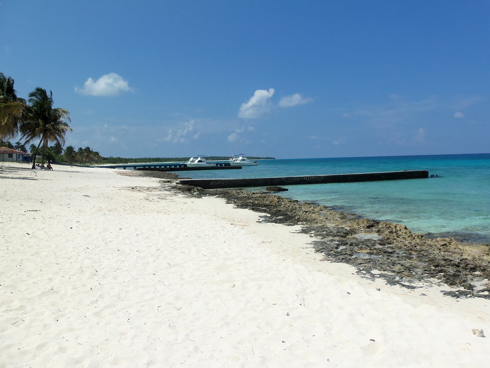 Foto de Playa María La Gorda con agua cristalina superficie