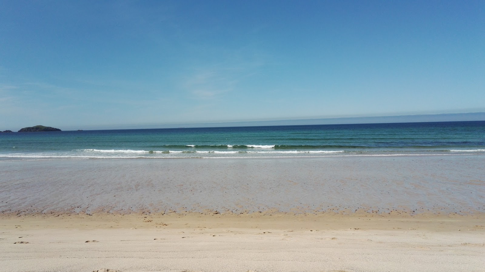 Sandwood Bay Beach的照片 带有碧绿色纯水表面