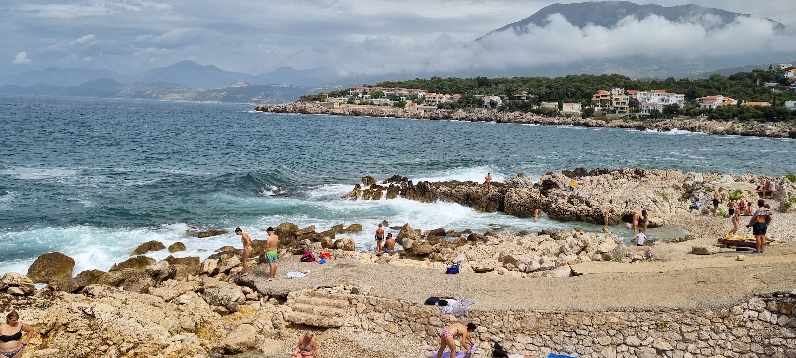 Plazica Petovica Zabio'in fotoğrafı kısa, düz kıyı şeridi ile birlikte