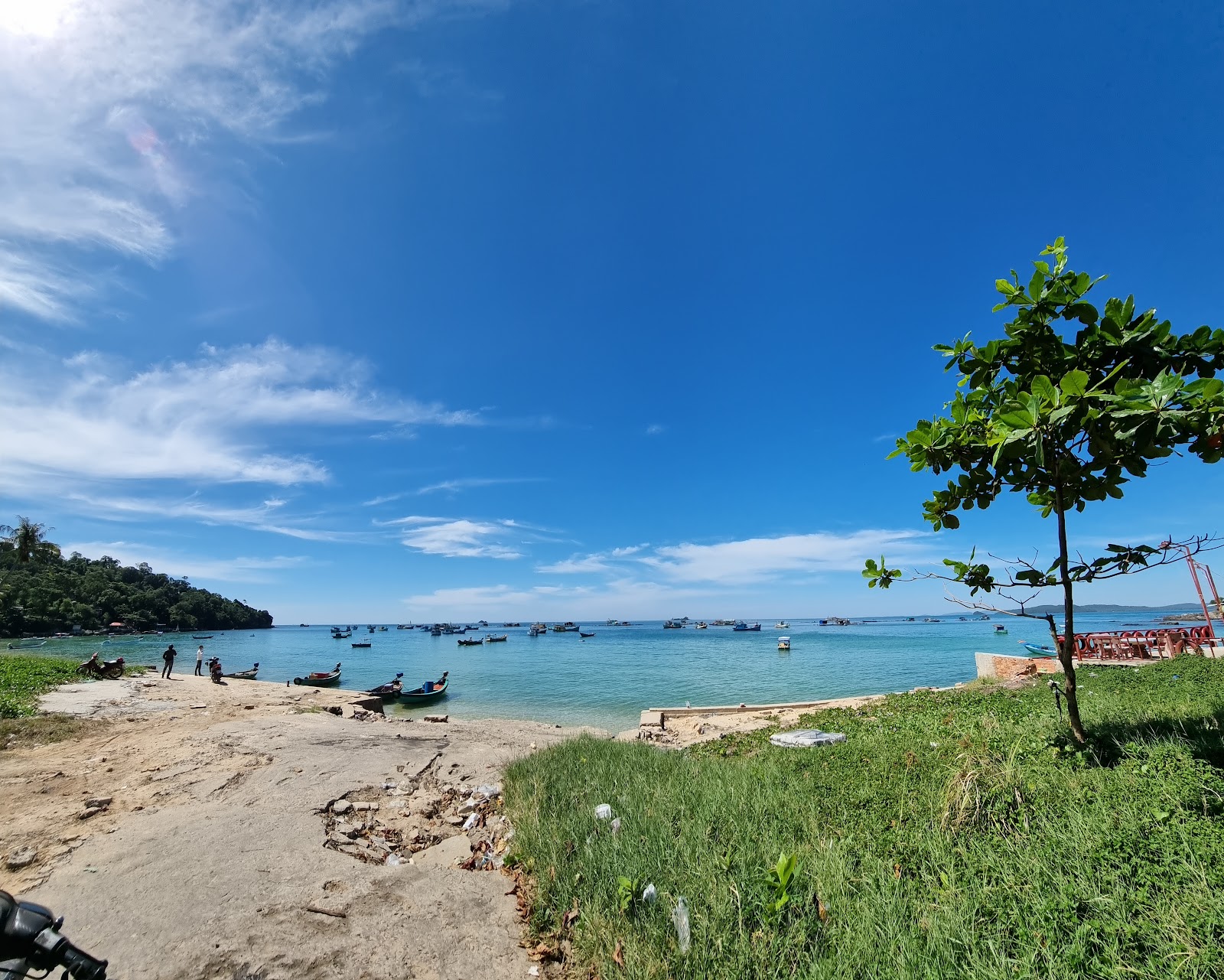 Foto von Ganh Dau Beach von Klippen umgeben