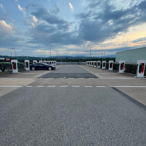 Borne de recharge de véhicules électriques Tesla Supercharger Salaise-sur-Sanne